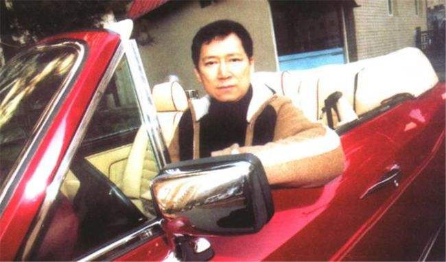 他被年长40岁的富婆包養，13年赚80亿，晚年却被丢进养老院