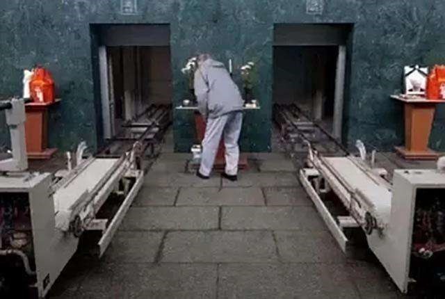 火葬场搬尸工：即使搬运高层住户，也要走楼梯，全程不敢停歇