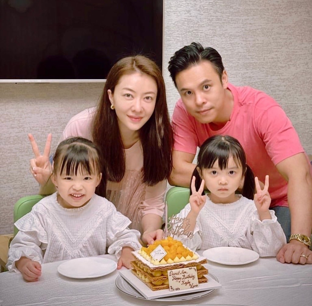 51岁郭可盈晒全家福庆生，与母亲温馨亲吻，熊黛林双胞胎女儿出镜