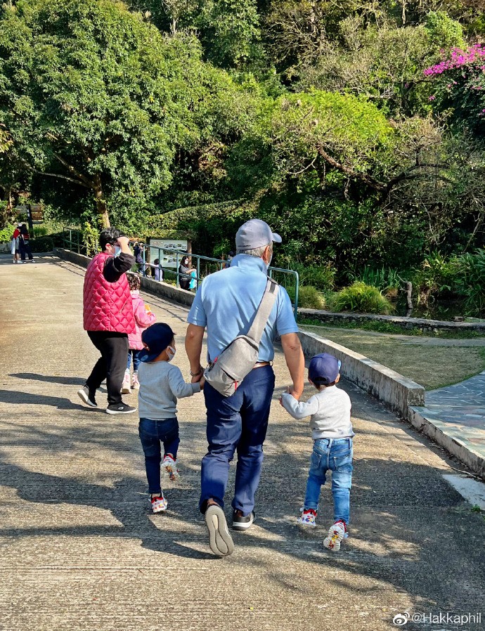 胡杏儿俩儿子陪爷爷散步，兄弟俩牵手下台阶，和爸爸穿亲子装超萌