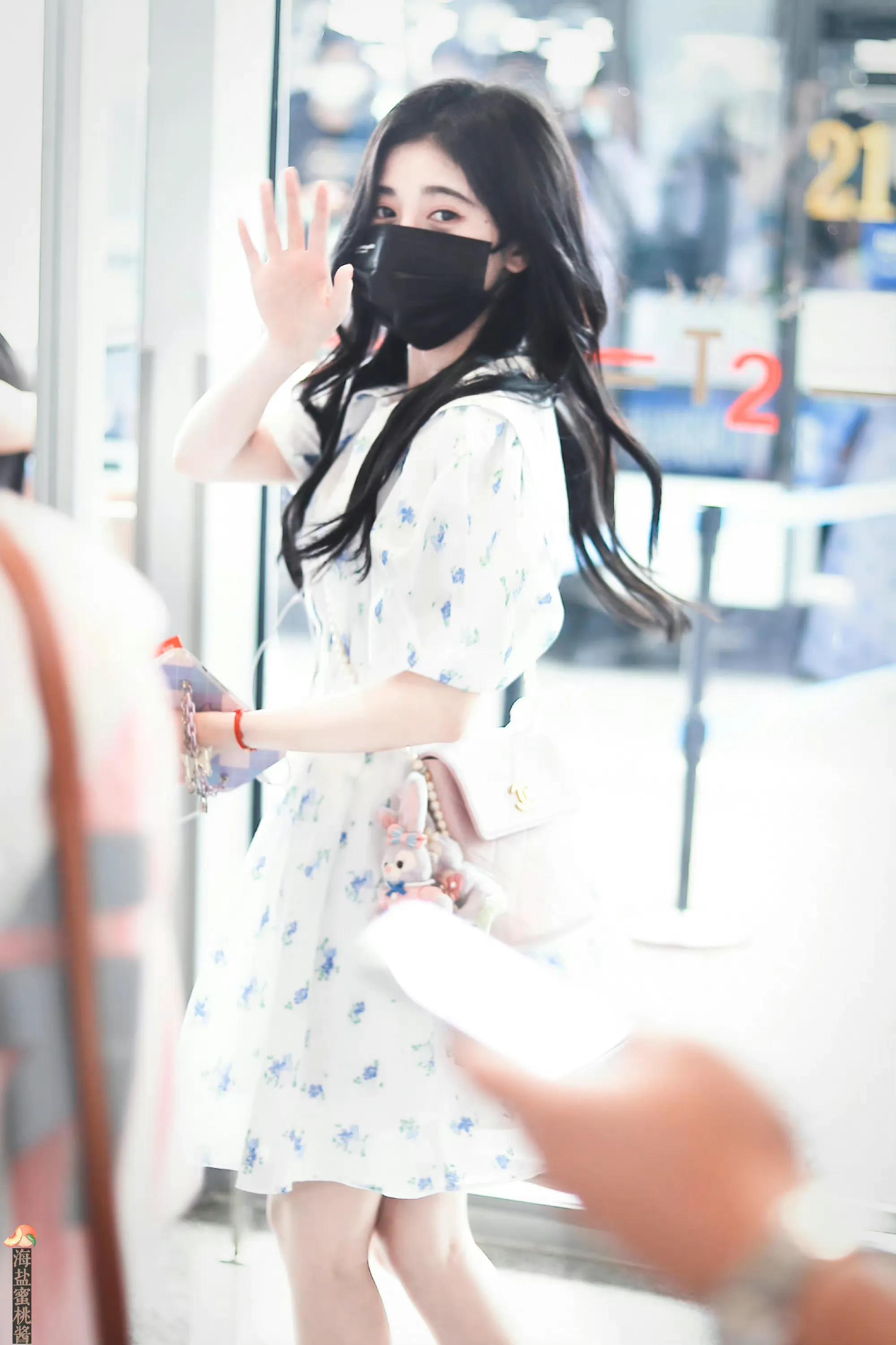 鞠婧祎机场照｜隔着口罩也能看见笑盈盈的脸