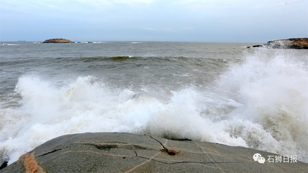 风劲潮涌浪高起，石狮海湾大风歌