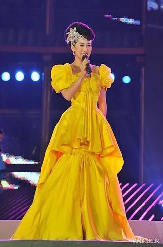 谭晶情史，青歌赛上成名，长城上开演唱会，嫁爱情高龄产子