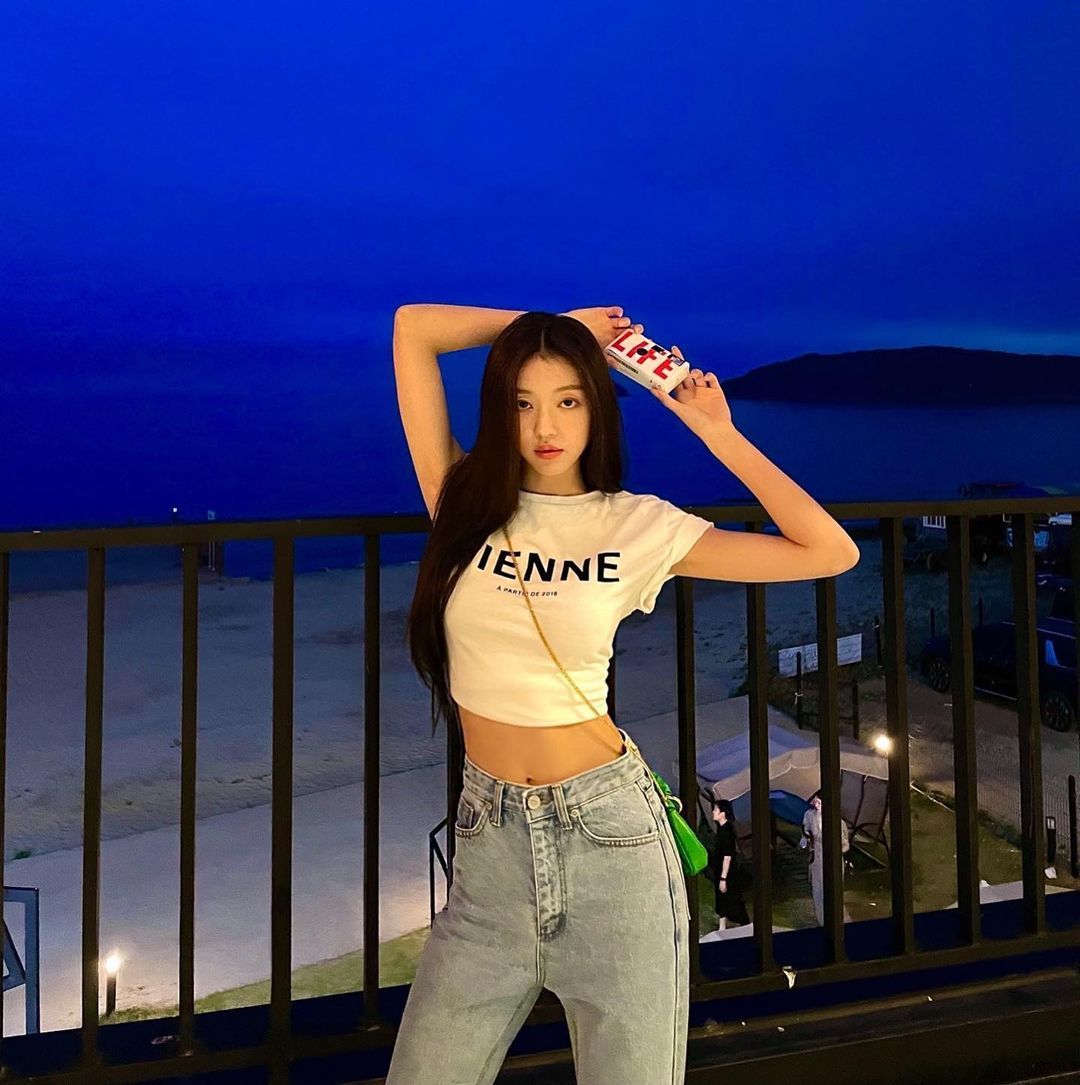 露脐T恤，蚂蚁腰！27岁韩国女星YooA，丰满身材，苗条的视觉效果