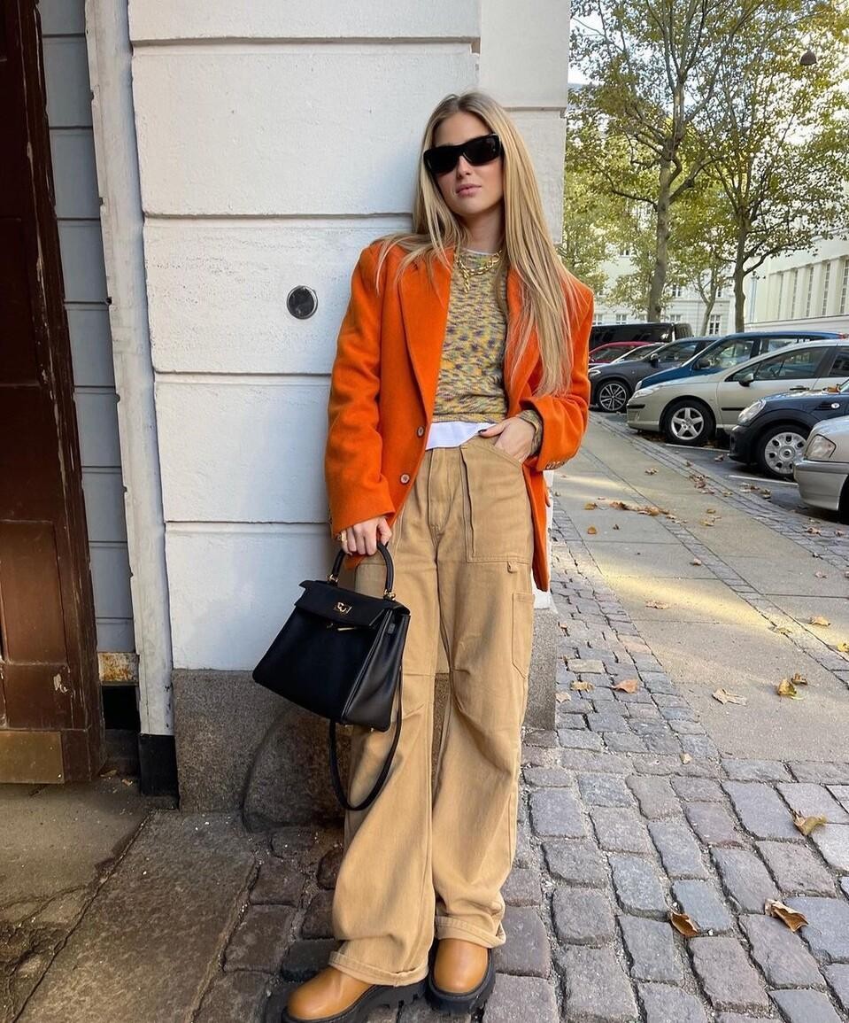 橘色配哪三种颜色好看(冬天也要穿点带颜色的,看时尚达人的橘色穿搭