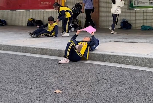 “逼瘋”父親漲粉百萬，央視點(diǎn)名表揚(yáng)的三石父女，究竟有何魔力？
