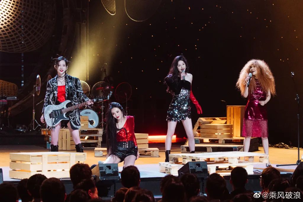 《乘风破浪》太卷了：蔡卓妍11厘米内增高，王心凌马丁靴1万4