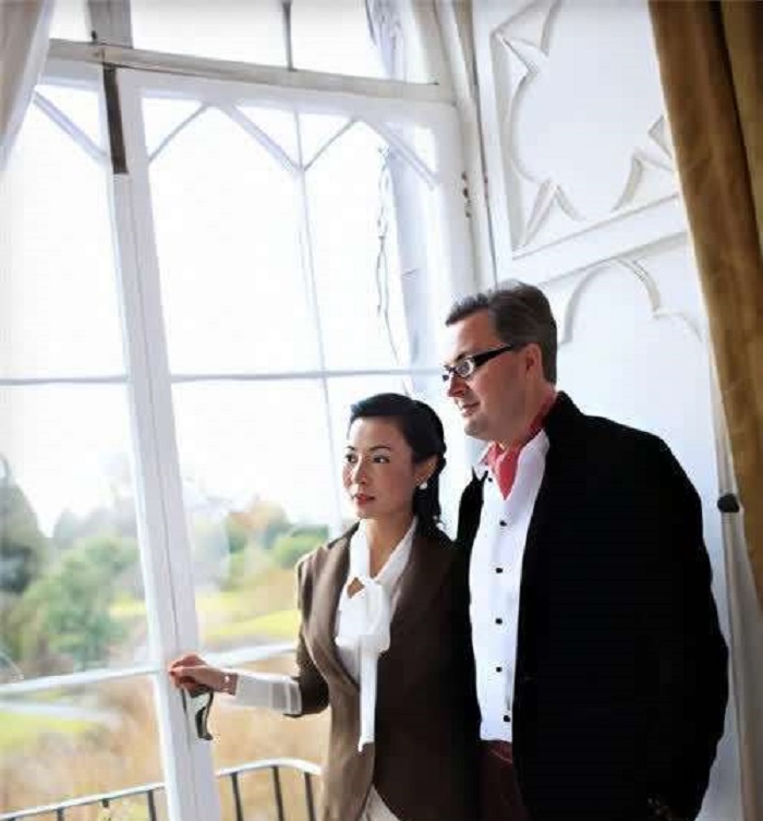 2004年天津女孩嫁外国穷小子，见家长才知对方是伯爵，住千平豪宅