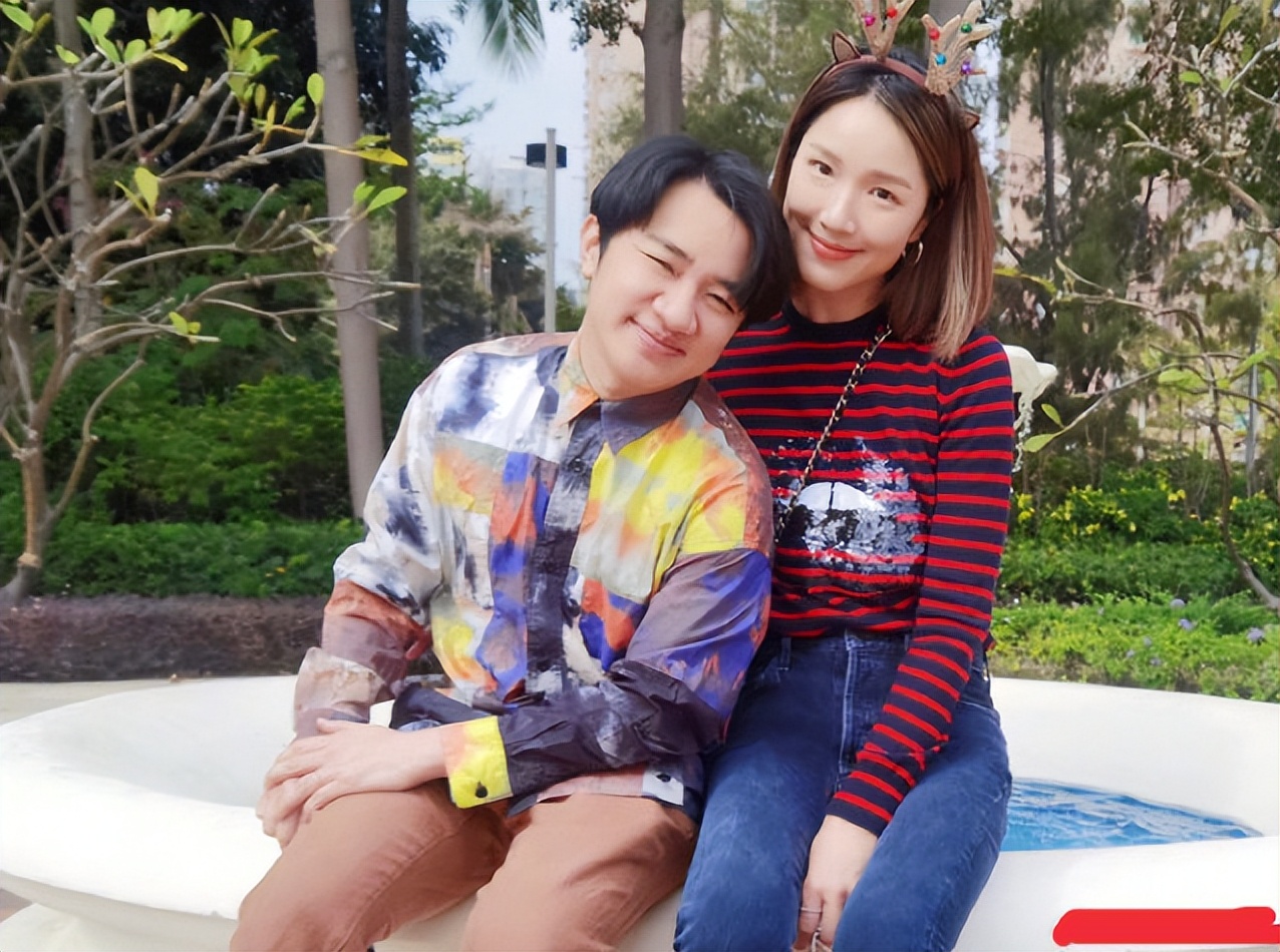 王祖蓝晒俩女儿萌态，天韵和妹妹分享冰墩墩，可爱懂事越长越漂亮