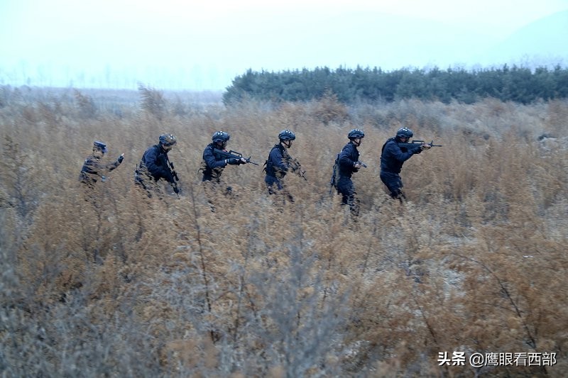 「摄影报道」甘肃平凉：特巡警冬季练兵忙