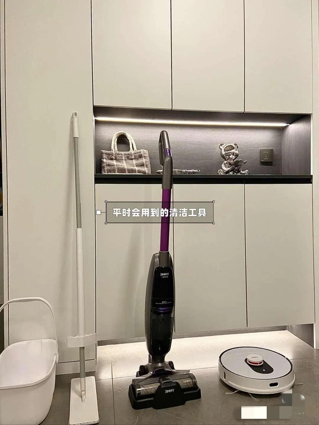 暗色地板搭配全屋浅调，简约高级感十足装修效果图