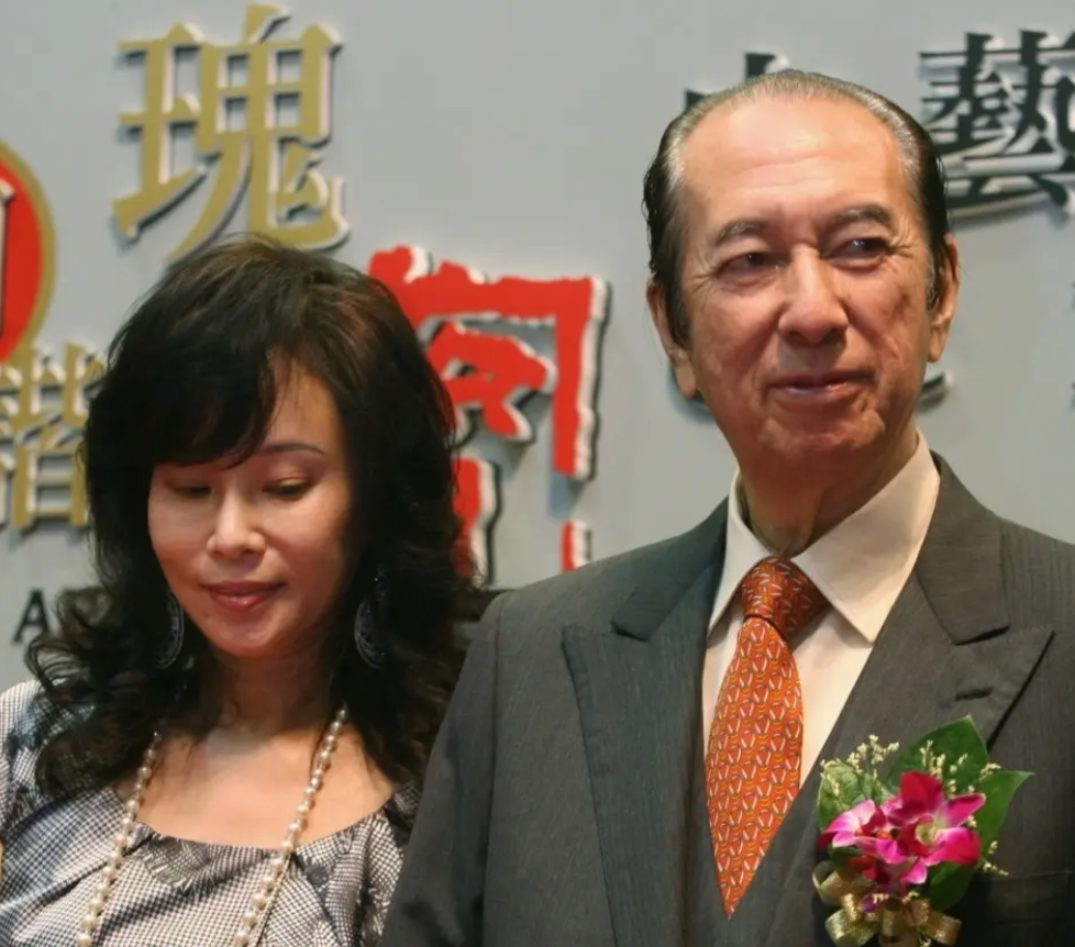 当豪门太太有多难？何超莲透露，母亲陈婉珍曾压力大导致患抑郁症