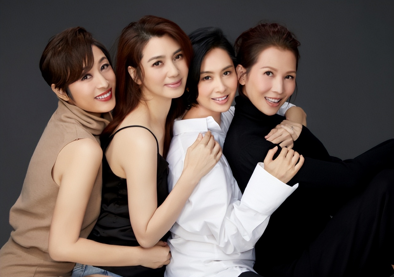 蔡少芬顺利返港，时隔半年与陈法蓉合体，头贴头喝奶茶姐妹情深