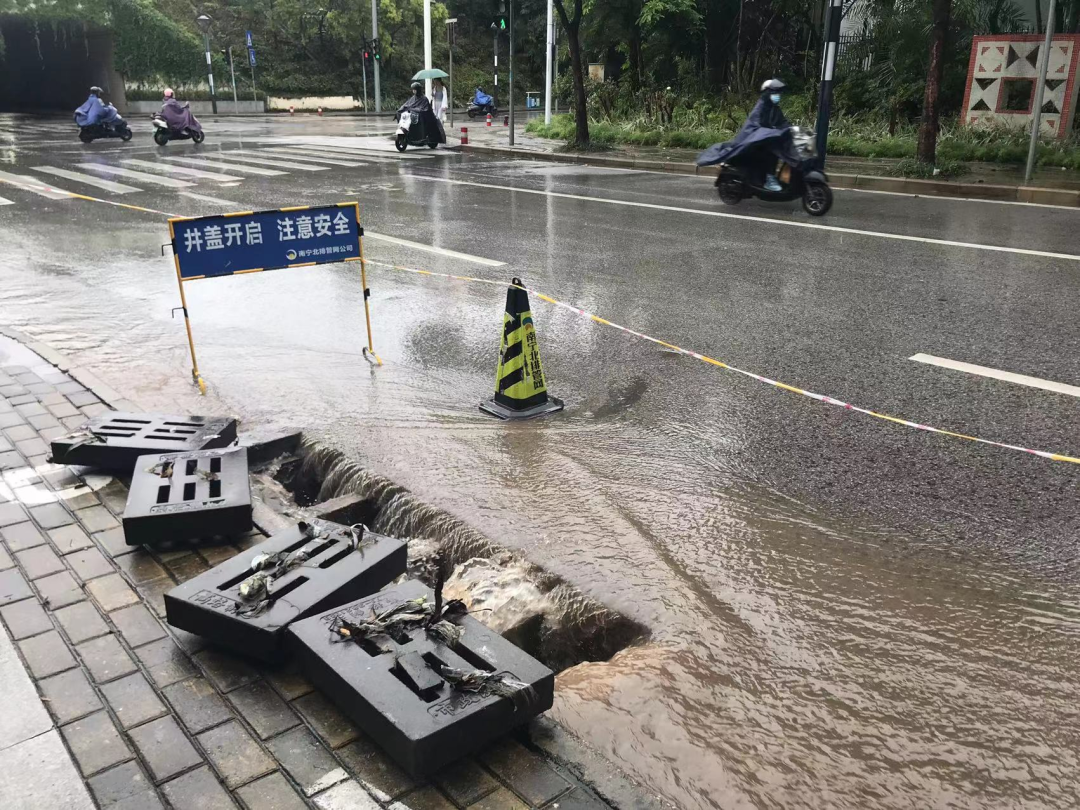 暴雨突袭！南宁、崇左等市多处路段积水严重，部分地区有塌方……