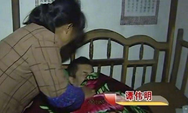 复旦高材生卧床啃老3年，对母亲拳打脚踢：我现在这样都是你害的