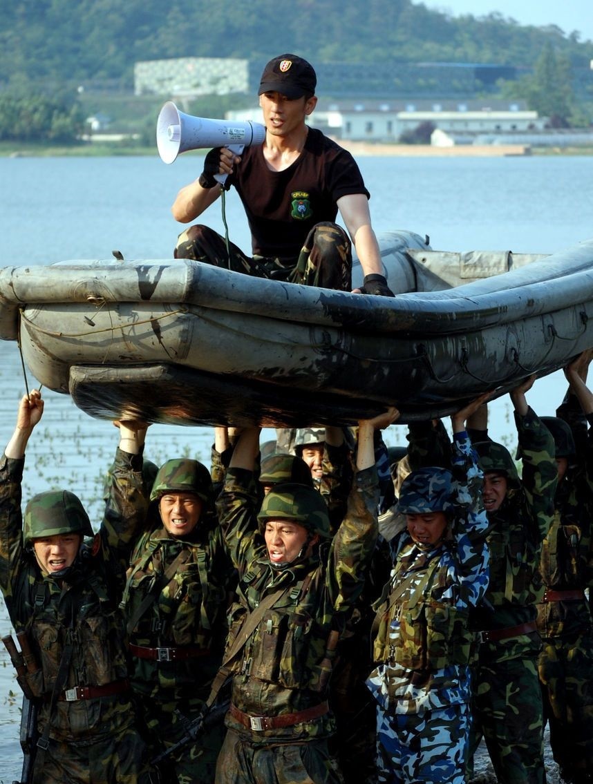 不够硬气别演“特种兵”！这12位男星告诉你，啥叫铮铮铁骨