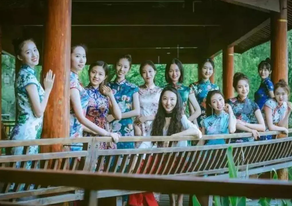 大学“旗袍”毕业照火了，既有气质又有内涵，网友：是恋爱的感觉