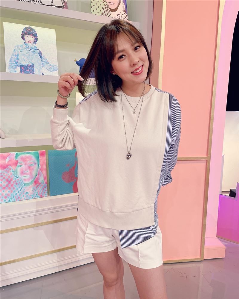 贾静雯发文为患癌弟媳鼓励，贾子辰透露下步治疗方案：切除双乳