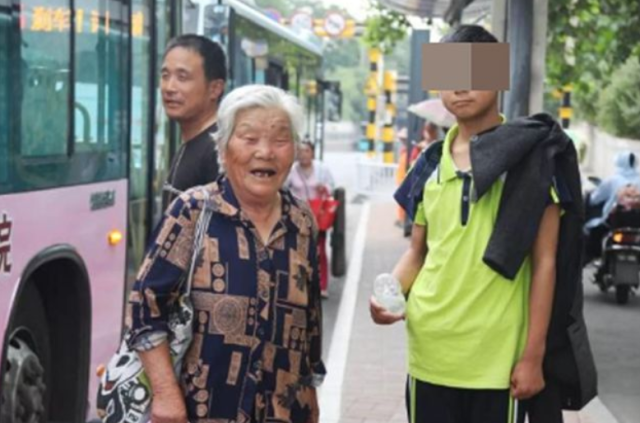 徐州八旬奶奶每天在学校对面坐等八小时：他还没长大，我不敢老