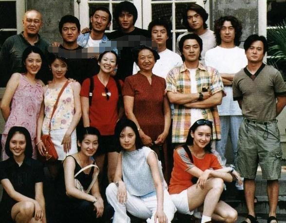 明星校园生活大不同！AB一周10块钱，郑恺开豪车上学，杨紫接地气