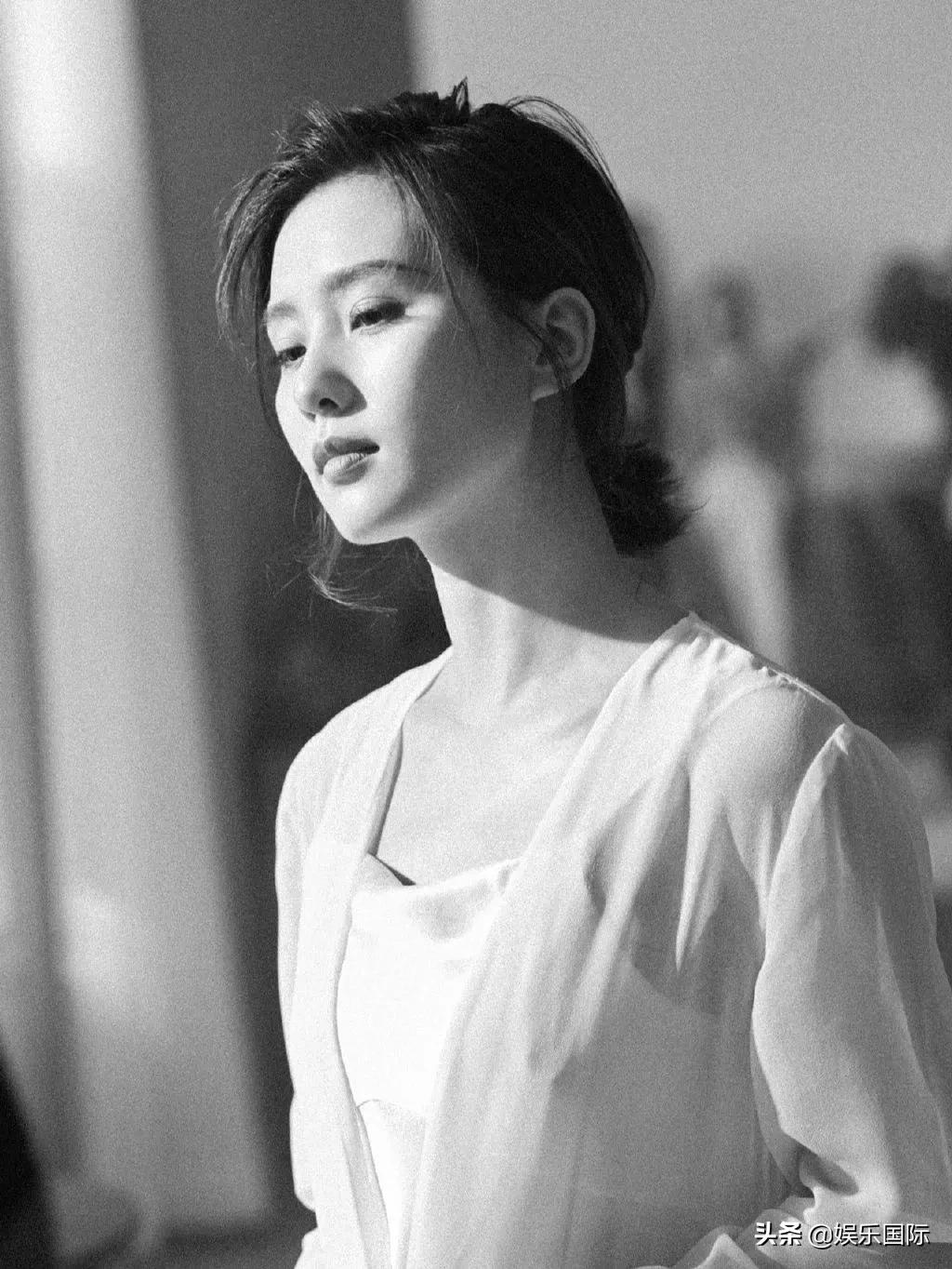 刘诗诗黑白色系花絮照释出 颜值抗打气质好