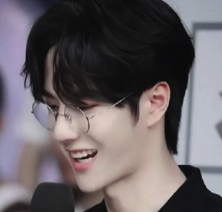 同样是“眼镜造型”，把肖战王一博和吴启华放一起，差距就出来了