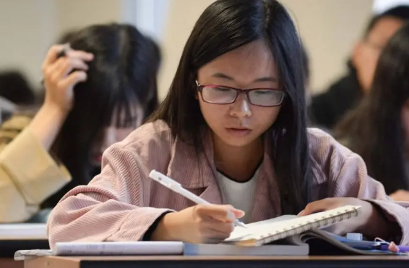 儿子立志要考清华北大，妈妈却在一旁无情嘲讽：你能考上猪都上树