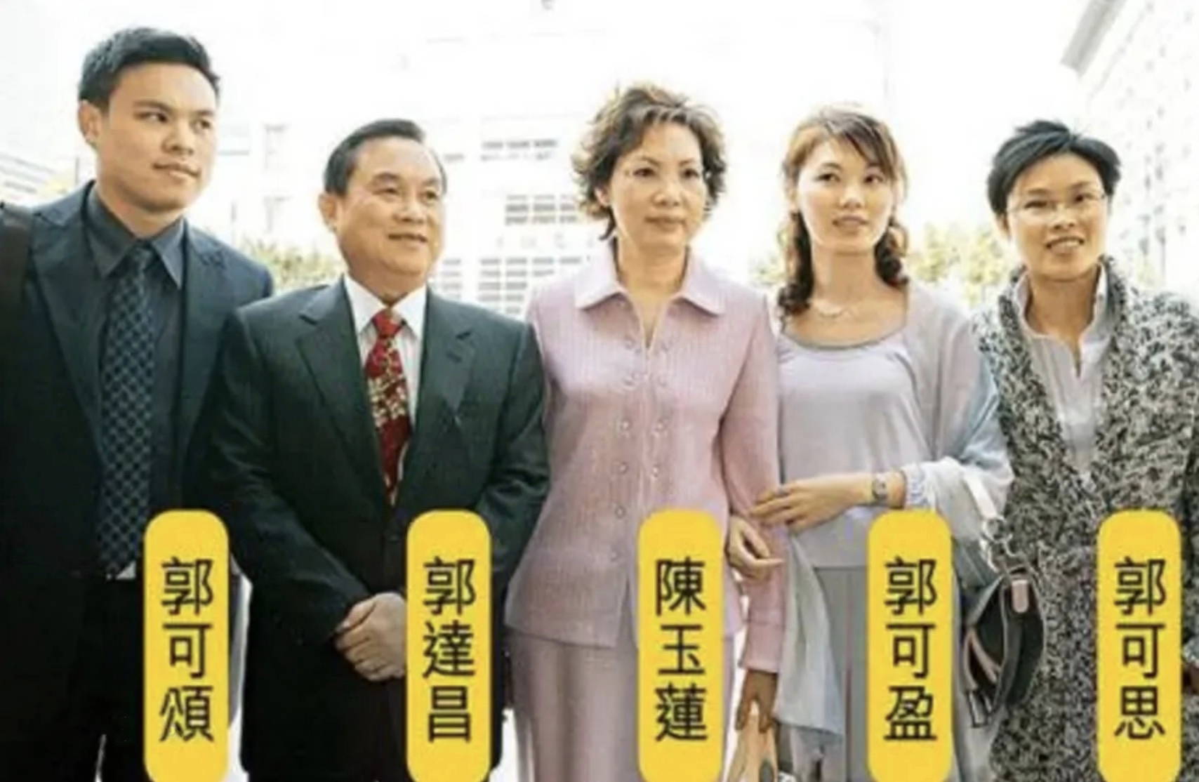 51岁郭可盈晒全家福庆生，与母亲温馨亲吻，熊黛林双胞胎女儿出镜