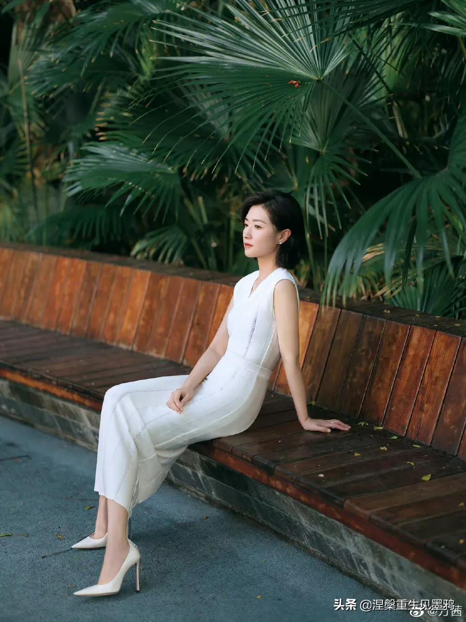 万茜晒随拍，白色连衣裙彰显出优雅亲和，知性大方