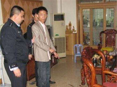 2013年，18岁高三学生花60万雇凶弑父杀姐，姐姐临死仍锁门护弟弟