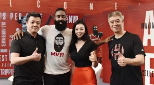 中国nba女记者有哪些(中国美女记者闯NBA身材傲人不输卡戴珊！哈登跟她合影表情不自在)