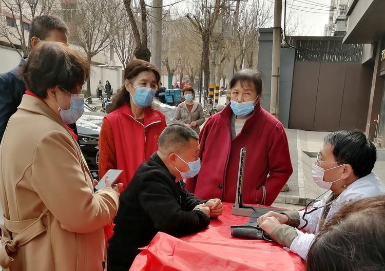 陕西省铁道兵与医疗专家共同开展学雷锋义诊活动 作者：王抗林