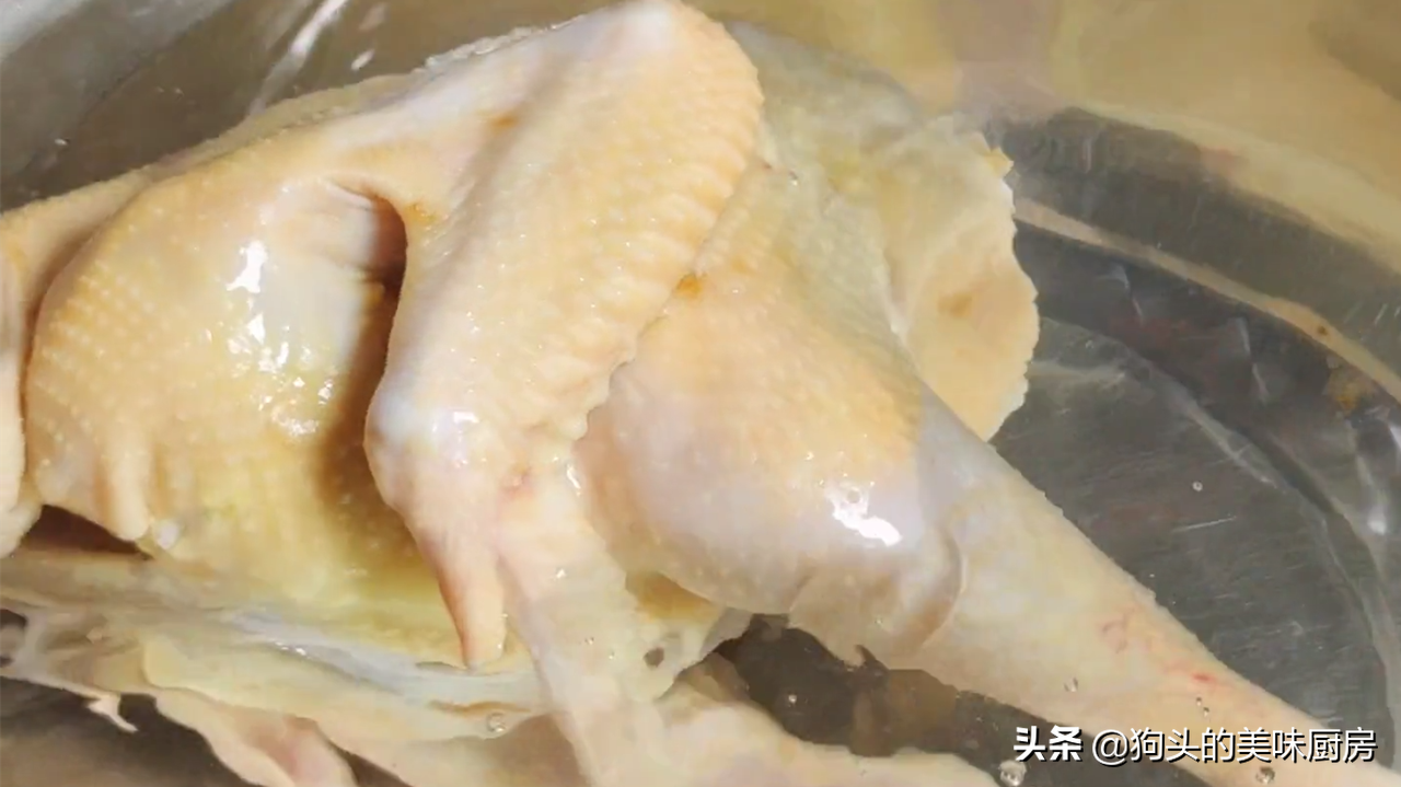 把整只鸡放到盐水中一泡，出锅皮脆肉嫩，不柴不腥，实在太厉害了