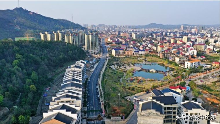 2015年，湖南一六旬老人，下葬3年后突然回村，花15万埋的是谁？