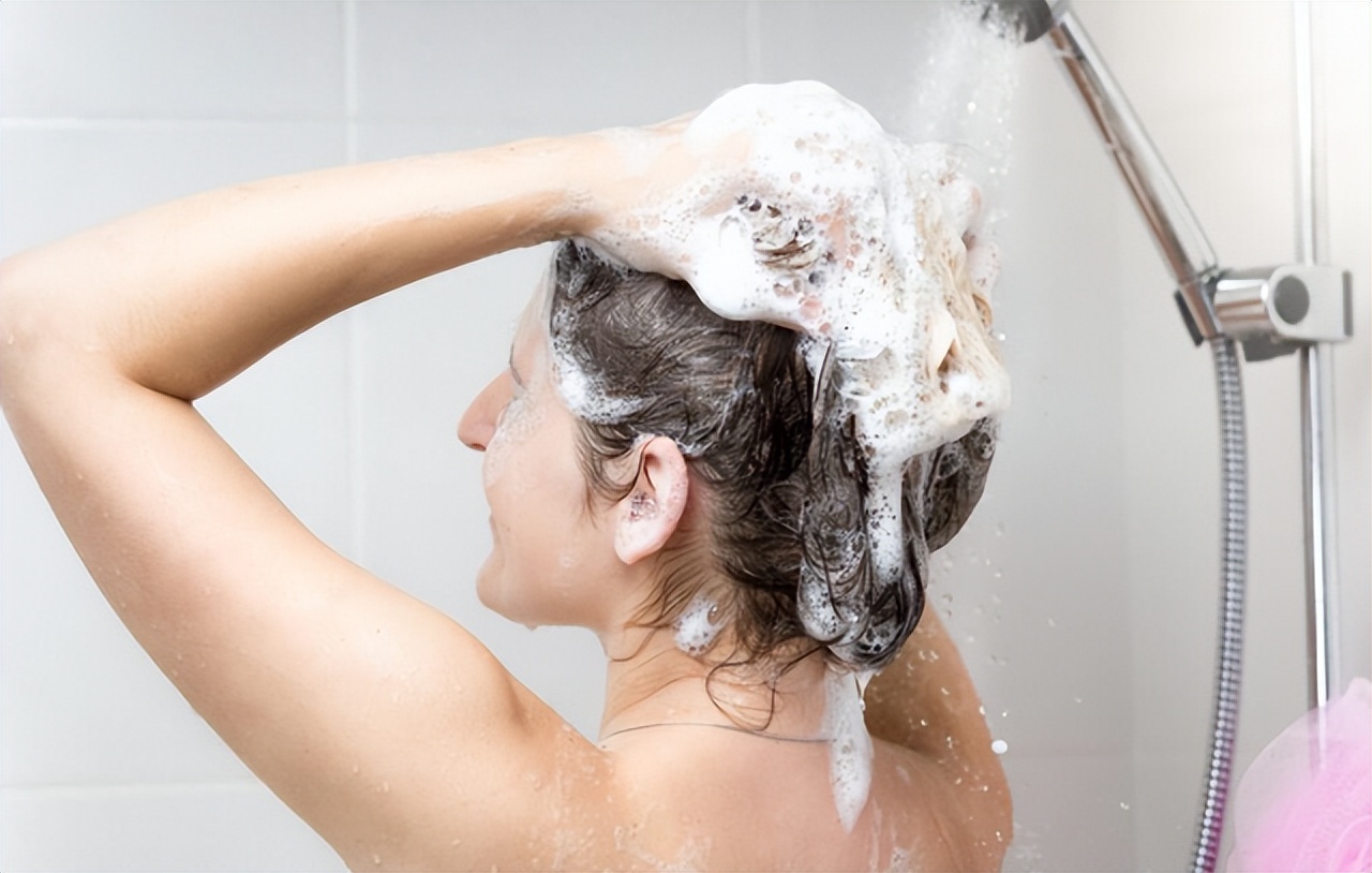 Мужа женой моются в душе. Мытье волос. Мытье волос в ванной. Девушка с шампунем. Мытьё головы в ванной.