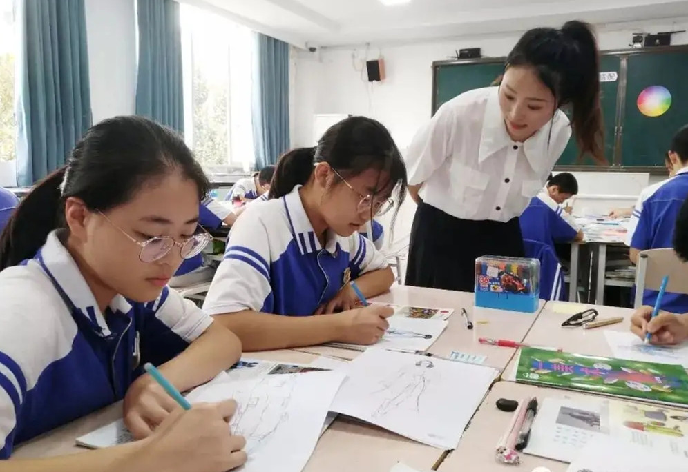 教师到底多辛苦，应该涨工资吗？这位家长对教师的高待遇发火了