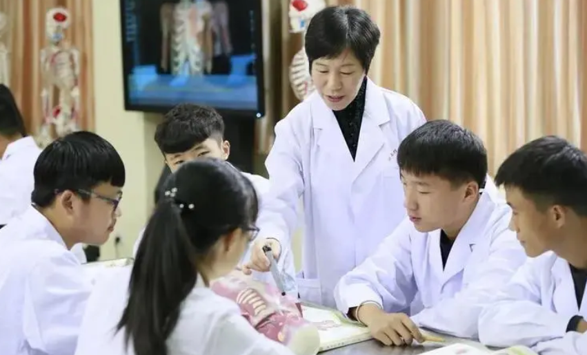 医学类专业就业前景排名更新，榜首叫人眼前一亮，临床医学仅第4