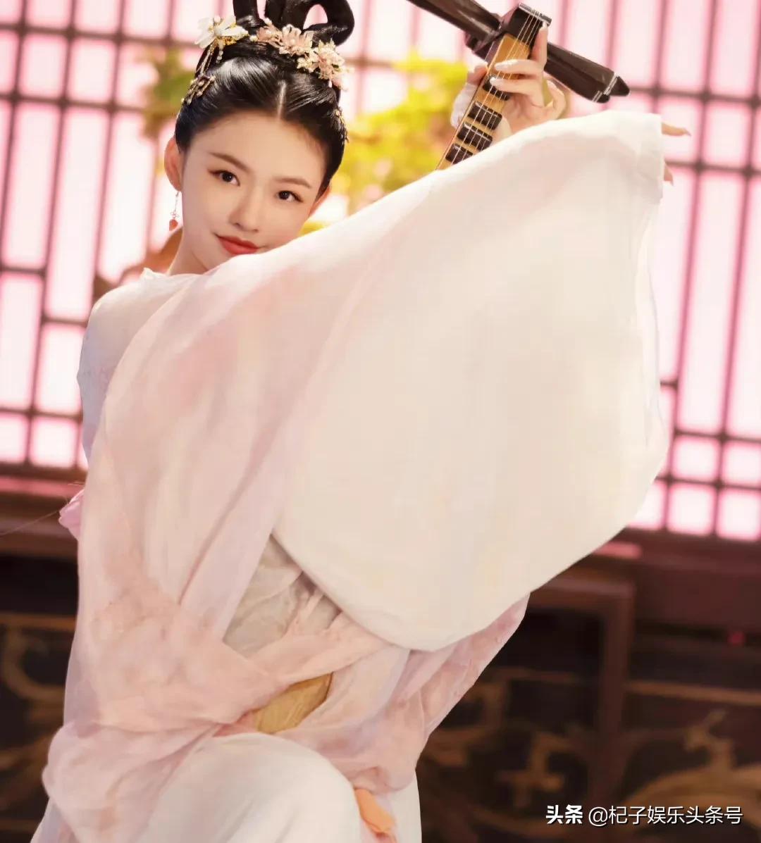 同样是弹琵琶，把周洁琼和林允放在一起对比，差别就出来了