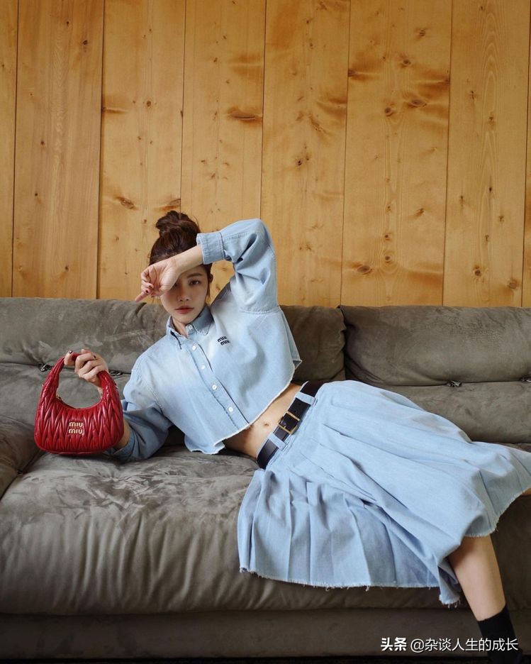 红遍全球超性感俏皮学生妹中空装，教你一招穿起来超显瘦