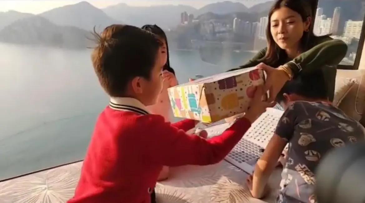 陈茵媺为次子庆7岁生日，家中无敌大海景抢镜，陈豪在家也戴口罩