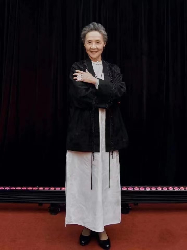 这才是女人老了以后该有的状态，打扮优雅时尚，自然大方不做作