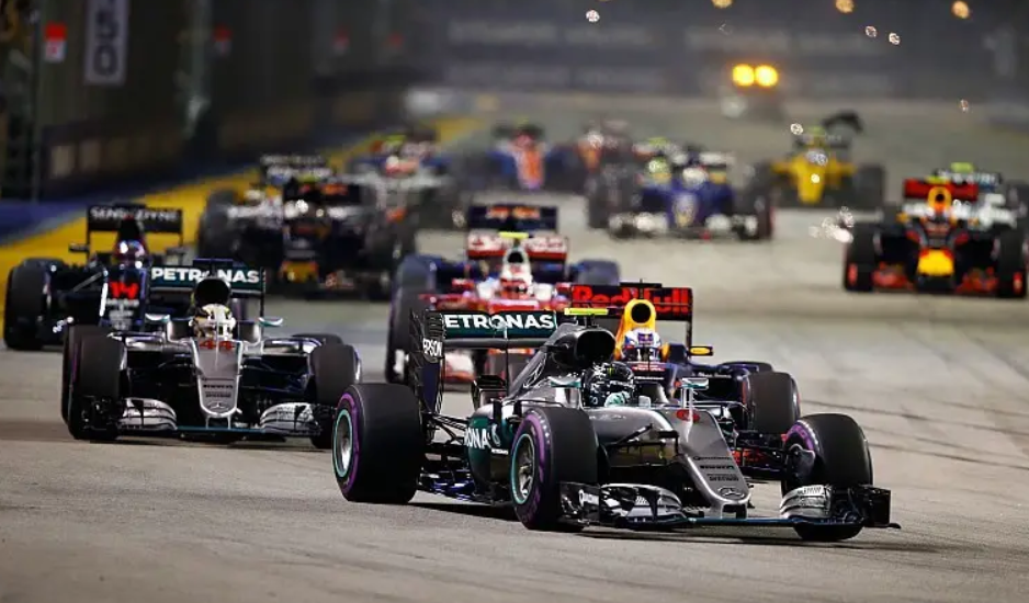 英国“矮子富豪”：身高1米59，82岁娶超模，90岁喜提长子