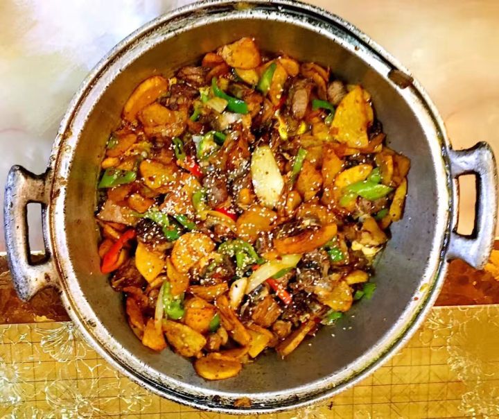 1,羊肠面,抓面羊肠面是素面的底子加(羊肠,面肠,羊肉,肚丝,头皮),花面