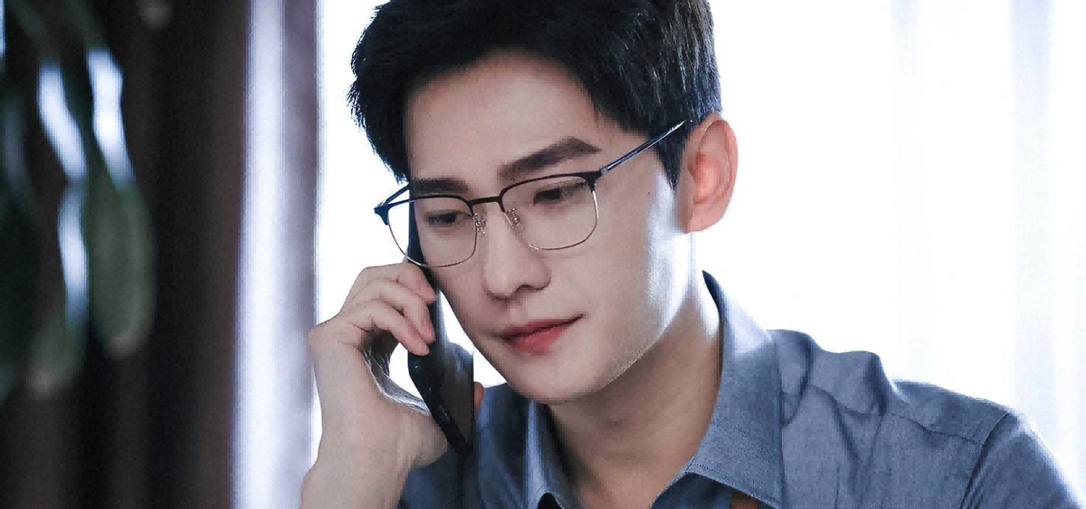 同样是“眼镜造型”，把肖战王一博和吴启华放一起，差距就出来了