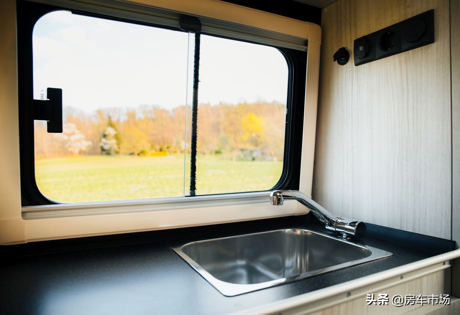 军用级奔驰大G改装房车，四驱带锁抗寒耐热，有人用它环球旅行