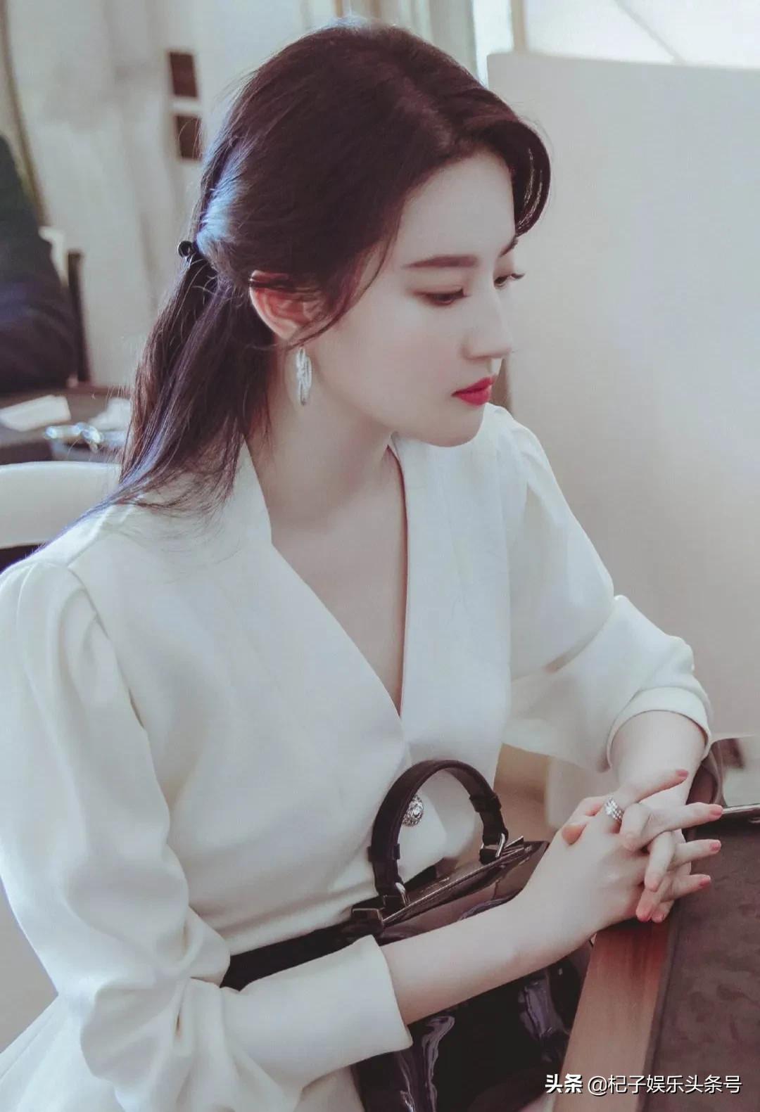 一组刘亦菲的侧颜照，鼻子很真实，果然天仙都是无惧真实的