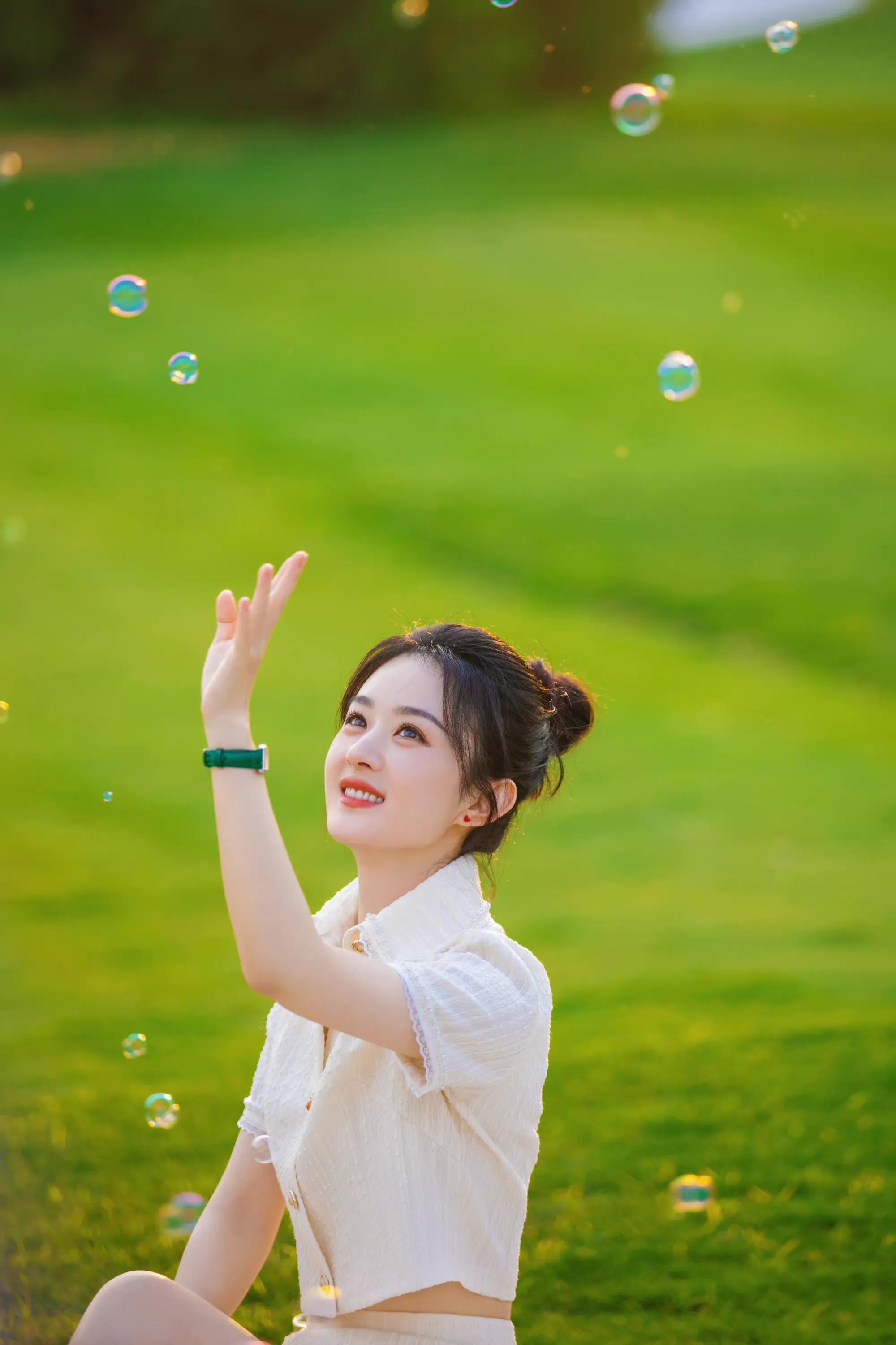 赵丽颖最新九宫格露营大片，丸子头造型少女感十足