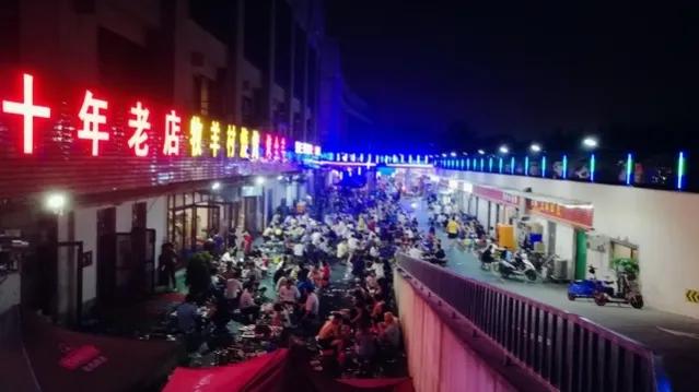 青海西宁想学淄博经验，反遭网友嘲讽：把青海湖围挡拆了再说