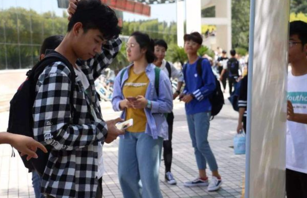 寒假将至，多所高校实行“封校”管理，大学生回家恐成奢望