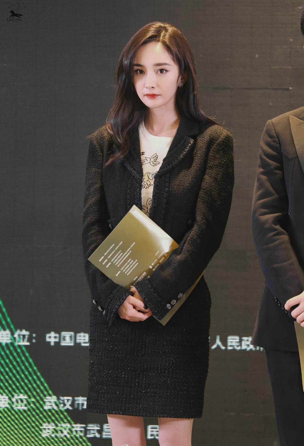 杨幂宋茜同框比美，两位女神都穿西装秀长腿，网友：状态都很好